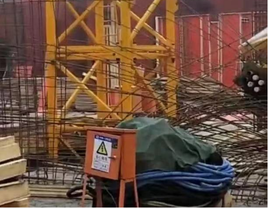 浙江嘉兴一工地发生脚手架坍塌事故123.png